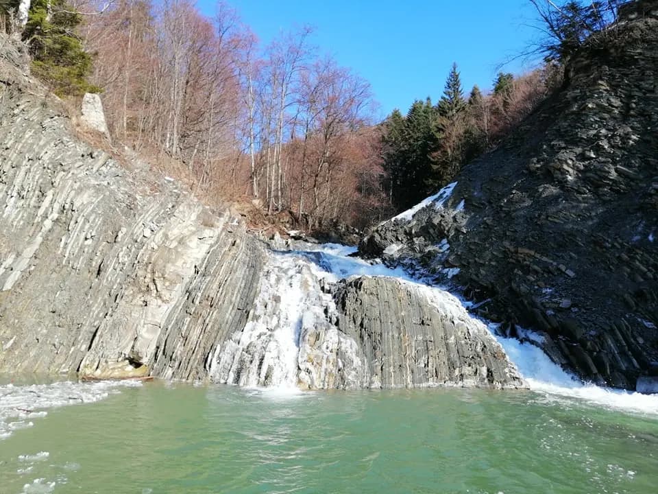 Cascadă în zona Vălenii de Munte